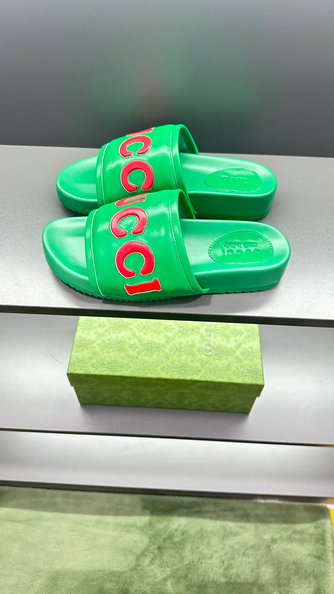 [G Family Couple Style] P: 320💰Female size 36~40 Men's size 39~45, (46. Custom-made GG slippers for men and women. This slipper is made of GG polyester fiber and is decorated with a Gucci label on the front, which adds a striking logo feel to the style. Beige GG recycled polyester fiber, same size for men and women, leather trim